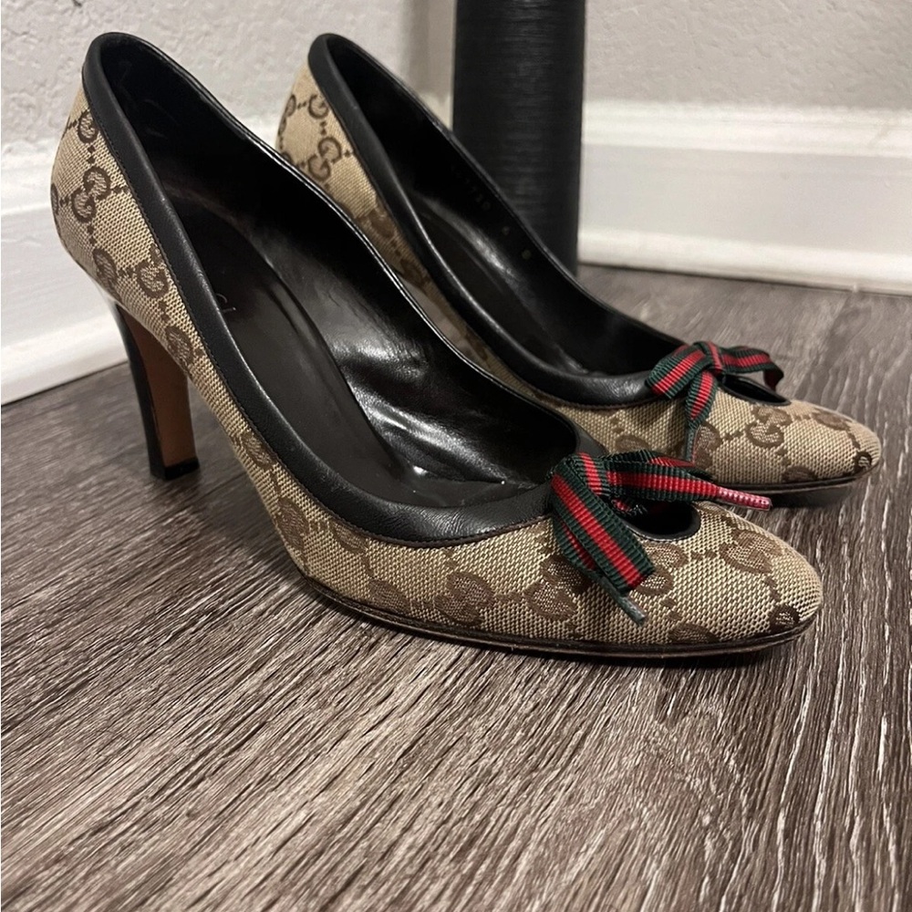 Gucci Beige and Black Heels with Signature Pattern